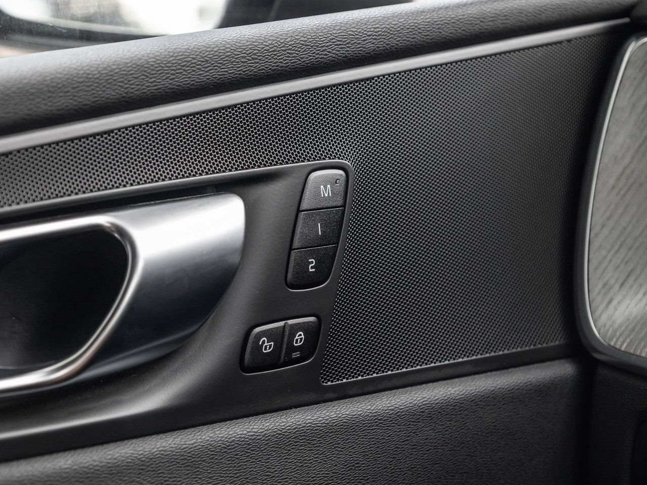 2025 Volvo XC60 Plus Dark Theme-10