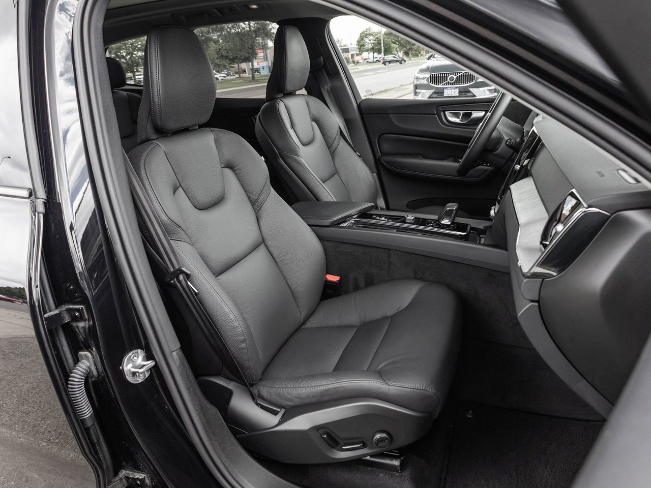 2025 Volvo XC60 Plus Dark Theme-23