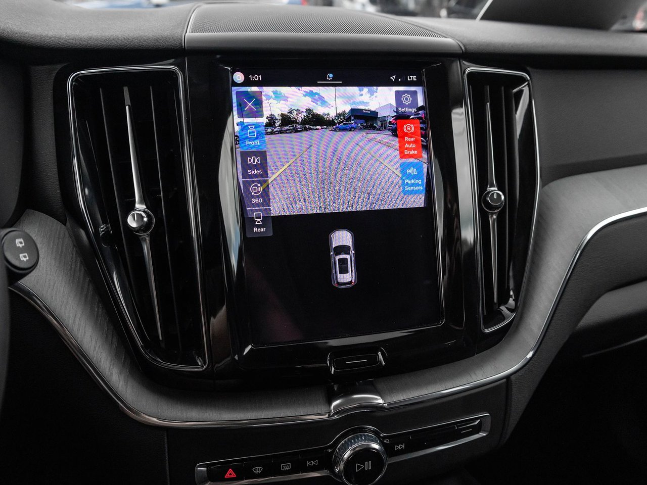 2025 Volvo XC60 Plus Dark Theme-17