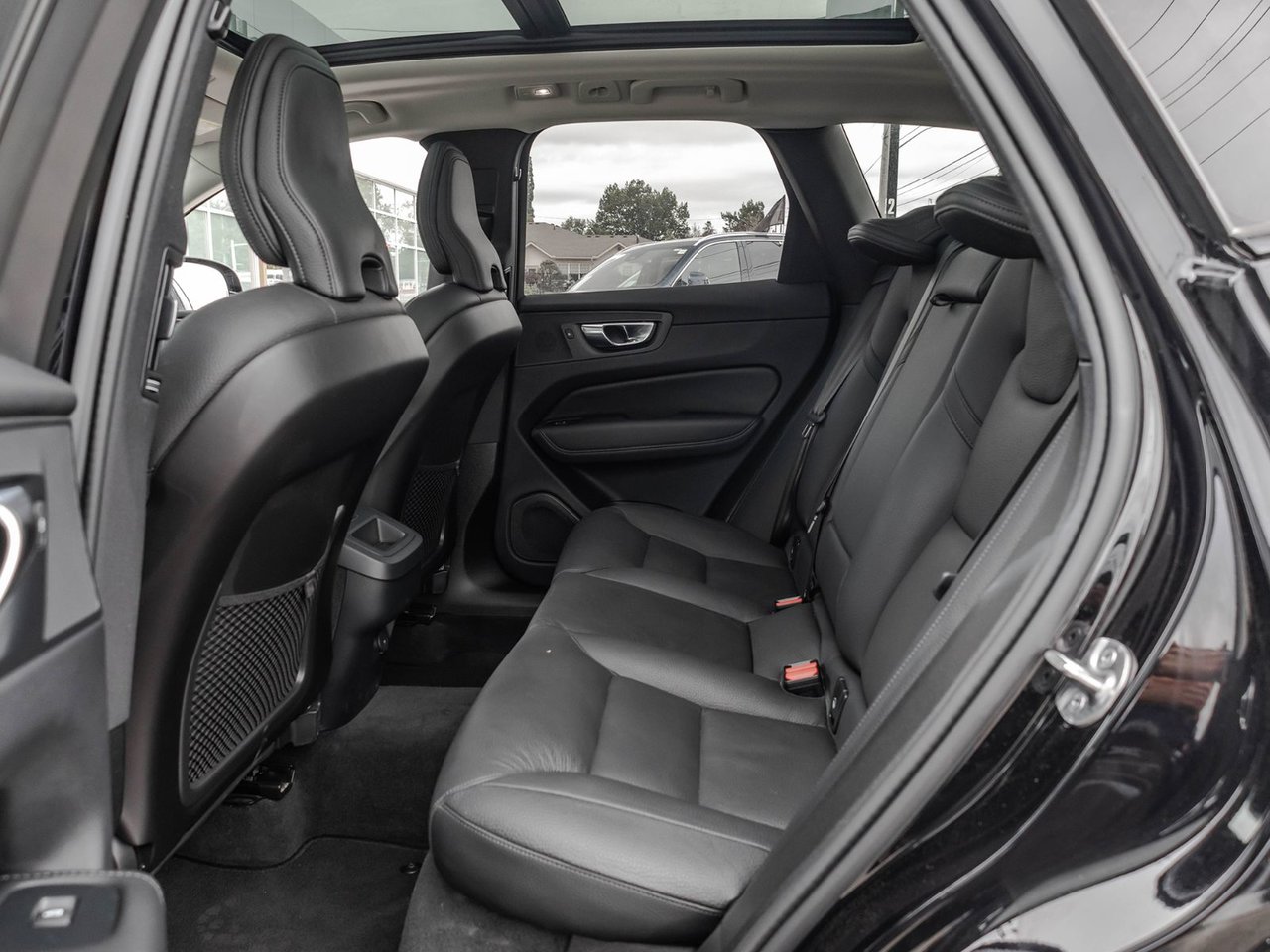 2025 Volvo XC60 Plus Dark Theme-26