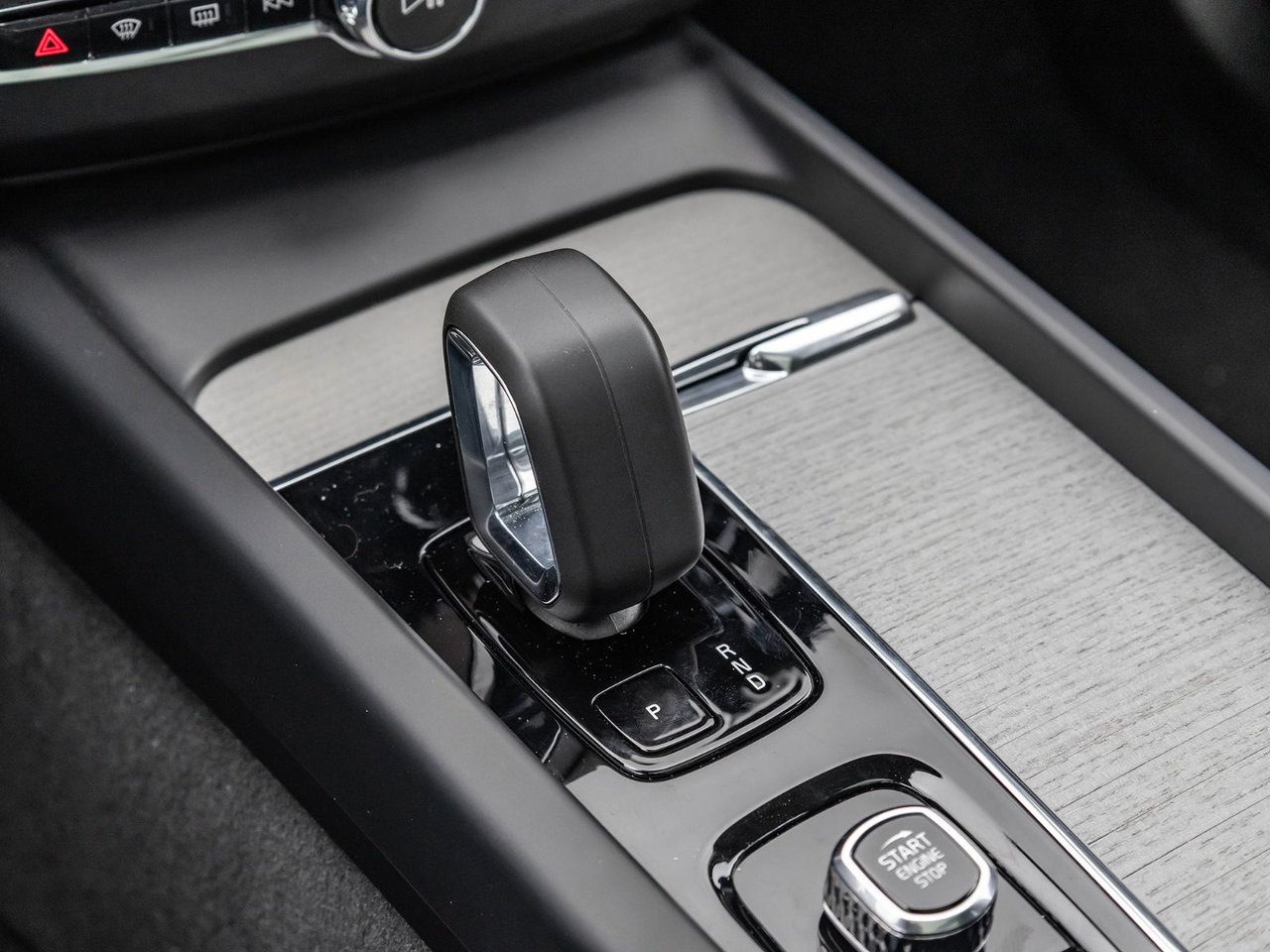 2025 Volvo XC60 Plus Dark Theme-20