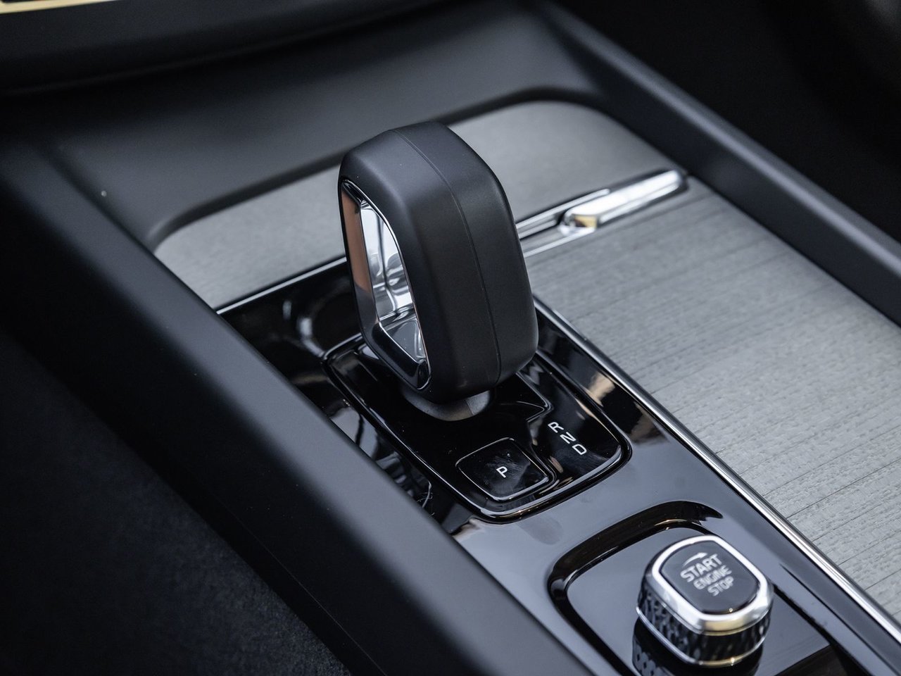 2025 Volvo XC60 Plus Dark Theme-14