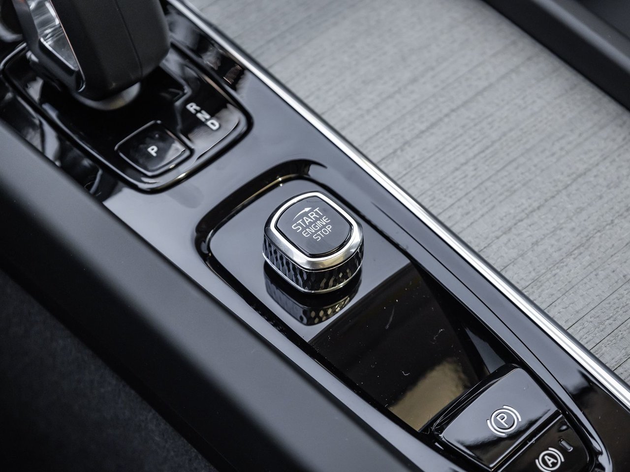 2025 Volvo XC60 Plus Dark Theme-13