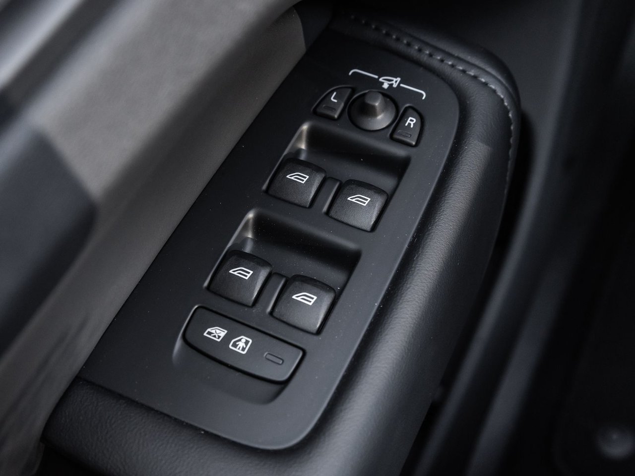 2025 Volvo XC60 Plus Dark Theme-12