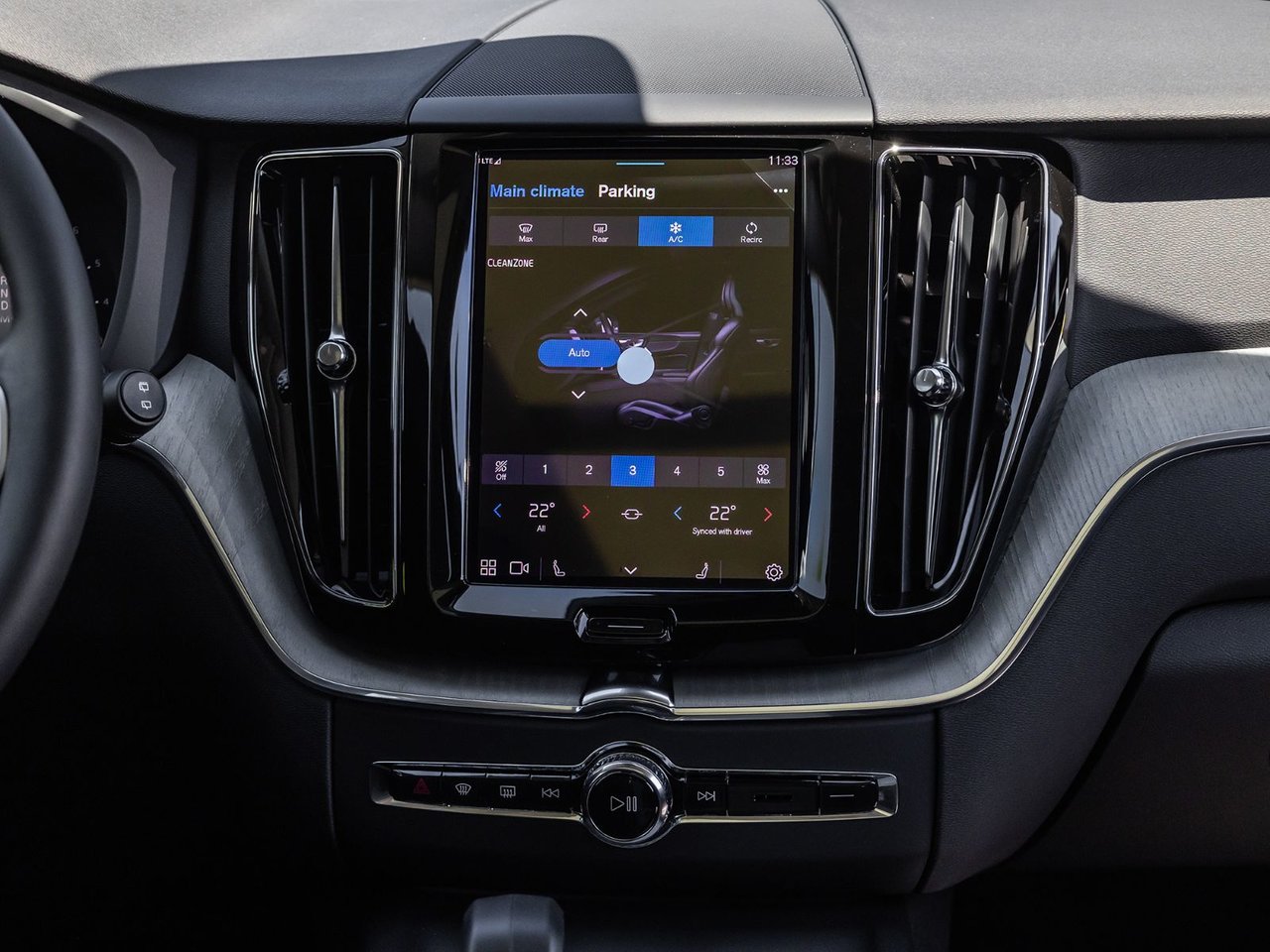 2025 Volvo XC60 Plus Dark Theme-25