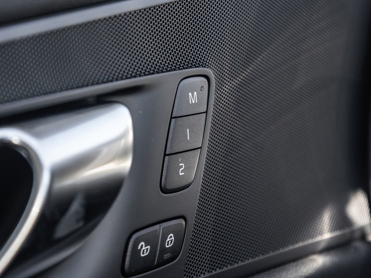 2025 Volvo XC60 Plus Dark Theme-11