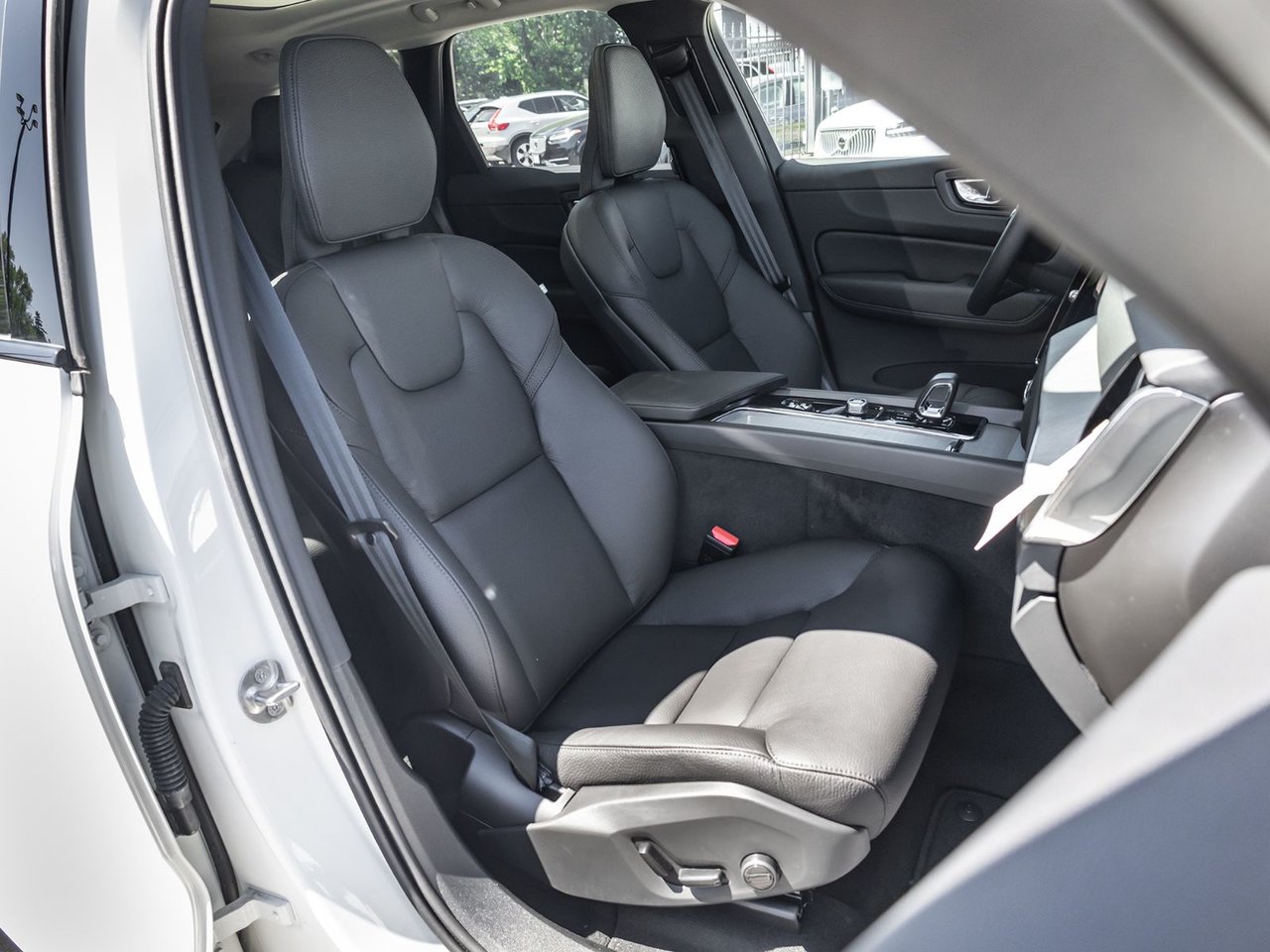 2025 Volvo XC60 Plus Dark Theme-23