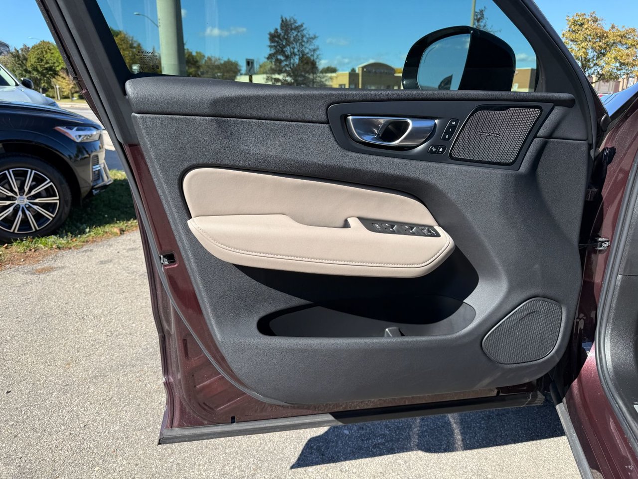 2026 Volvo XC60 Plus Dark Theme-17