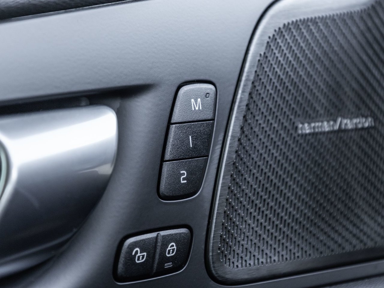 2026 Volvo XC60 Plus Dark Theme-17