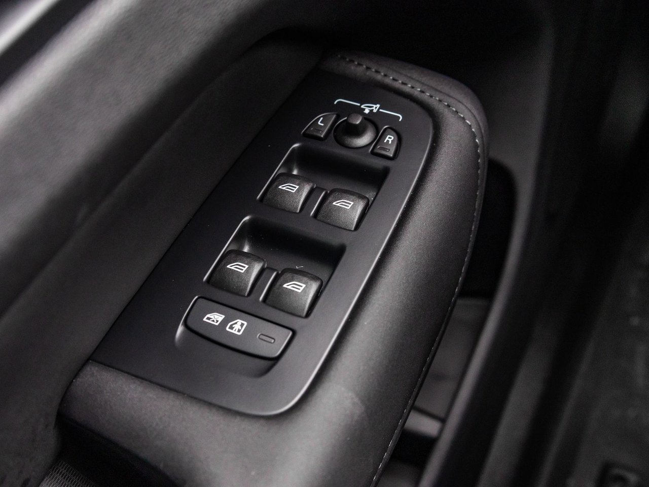 2026 Volvo XC60 Plus Dark Theme-15