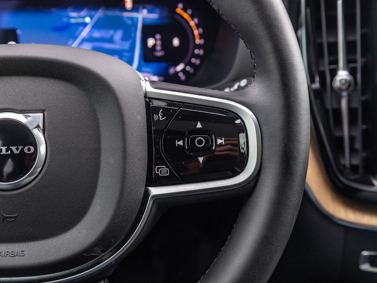 2026 Volvo XC60 Plus Dark Theme-11