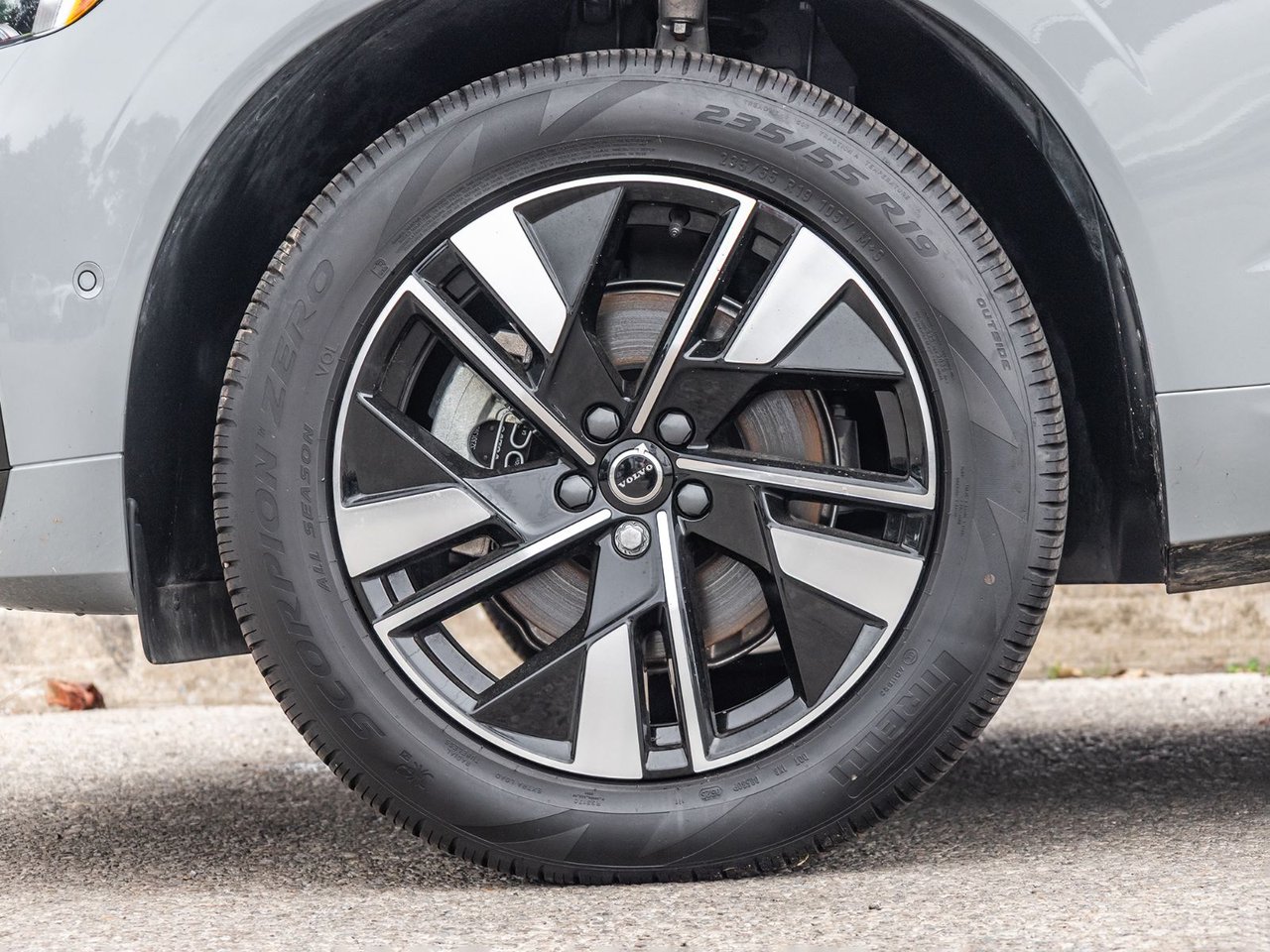 2026 Volvo XC60 Plus Dark Theme-4