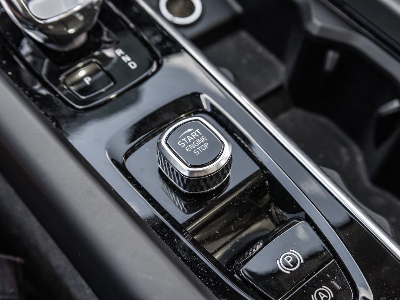 2026 Volvo XC60 Plus Dark Theme-18