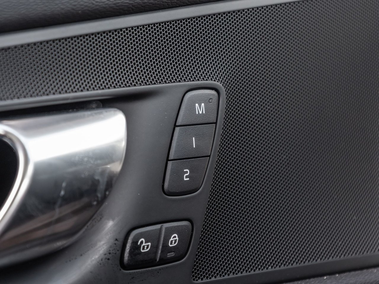 2026 Volvo XC60 Plus Dark Theme-17