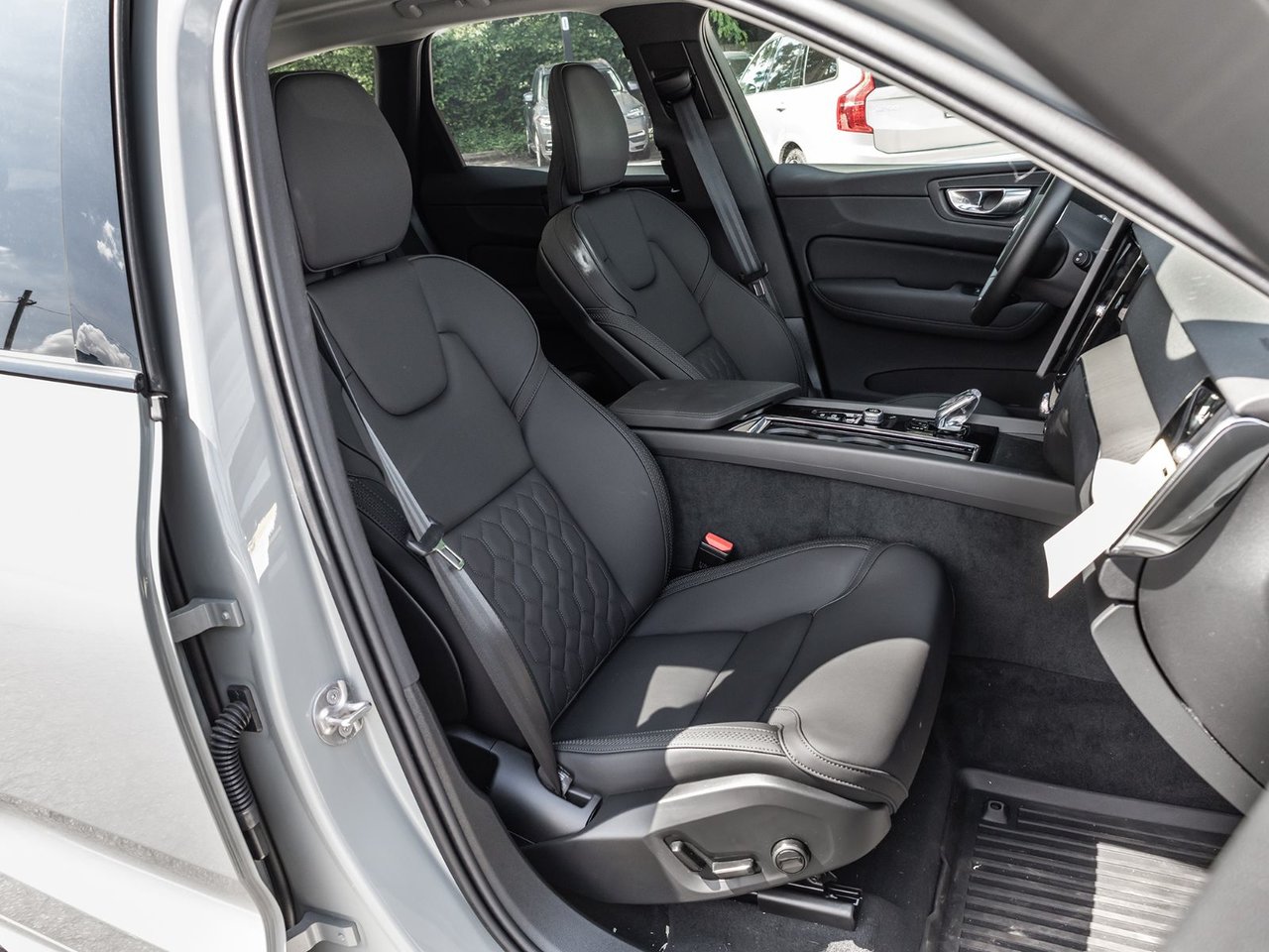 2026 Volvo XC60 Plus Dark Theme-23