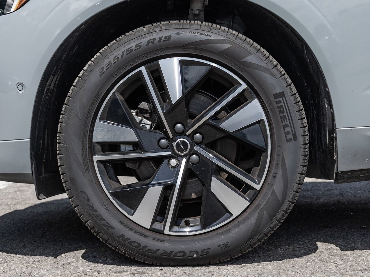 2026 Volvo XC60 Plus Dark Theme-3
