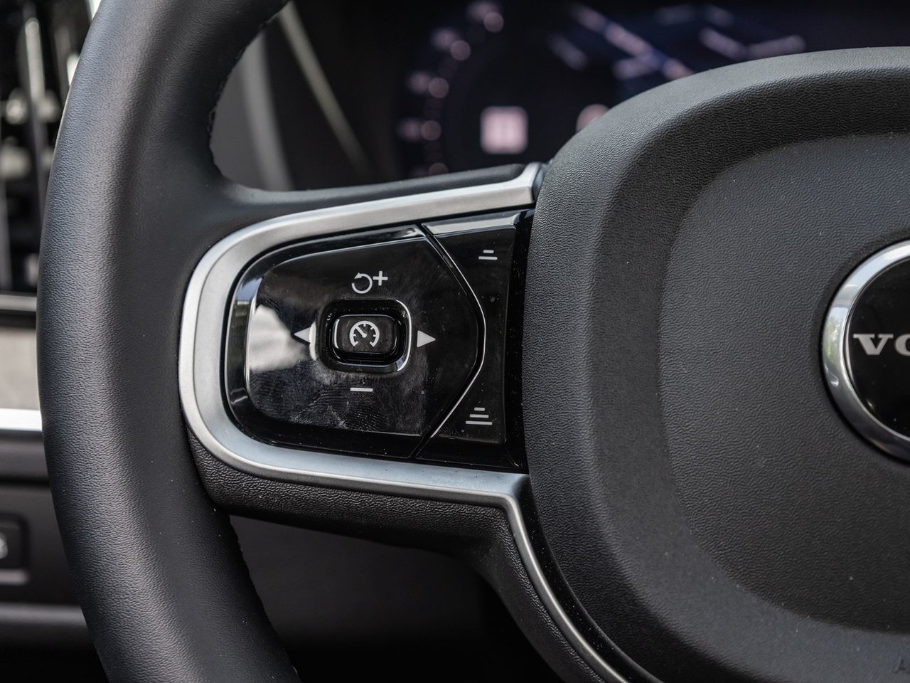 2026 Volvo XC60 Plus Dark Theme-9