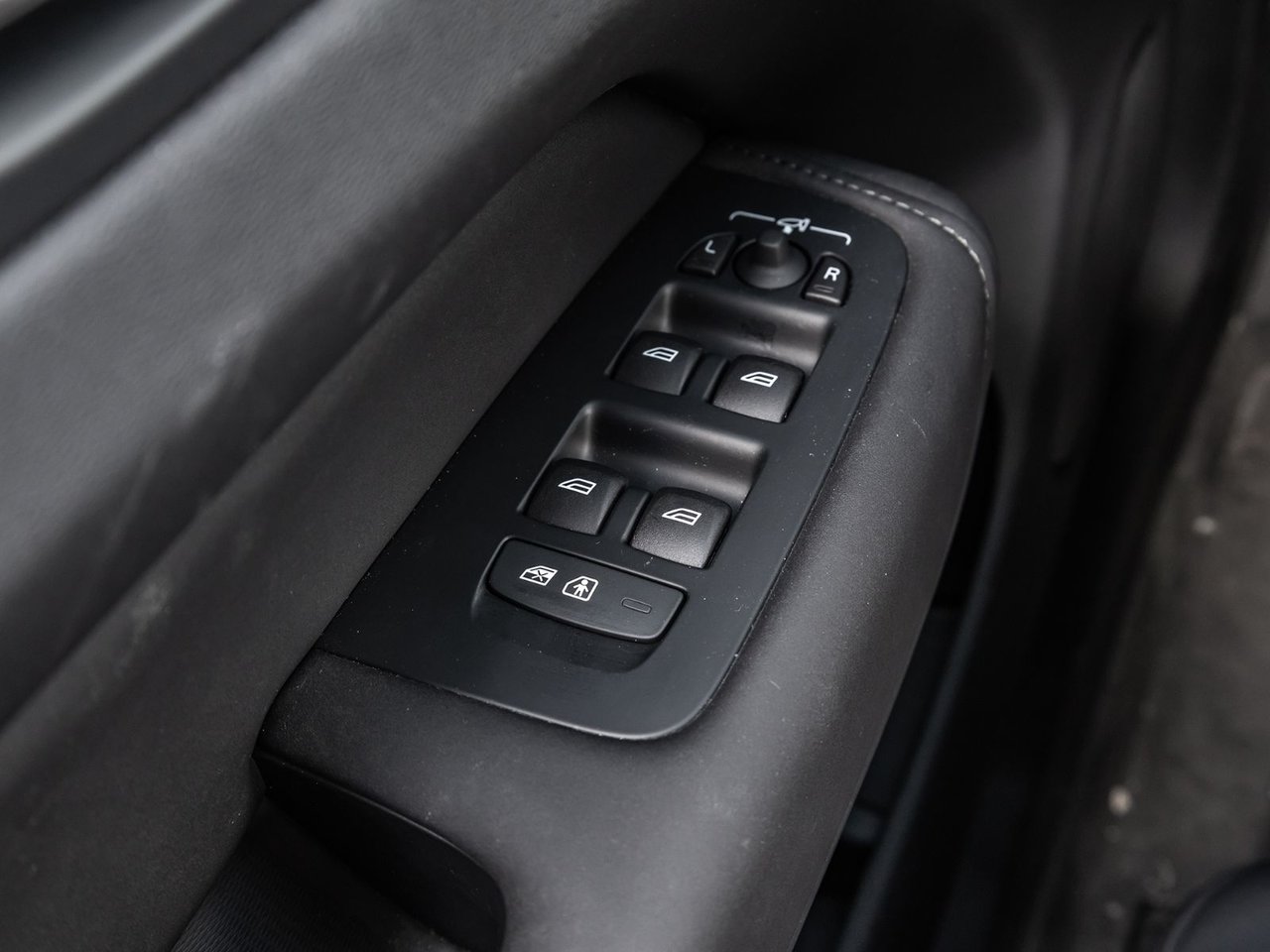 2026 Volvo XC60 Plus Dark Theme-16