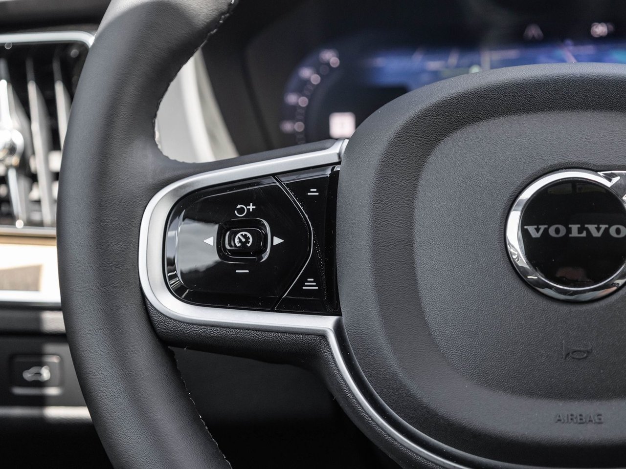2026 Volvo XC60 Ultra Dark Theme-7