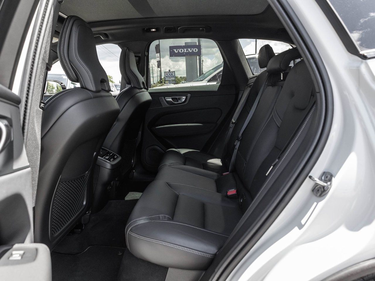 2026 Volvo XC60 Ultra Dark Theme-29
