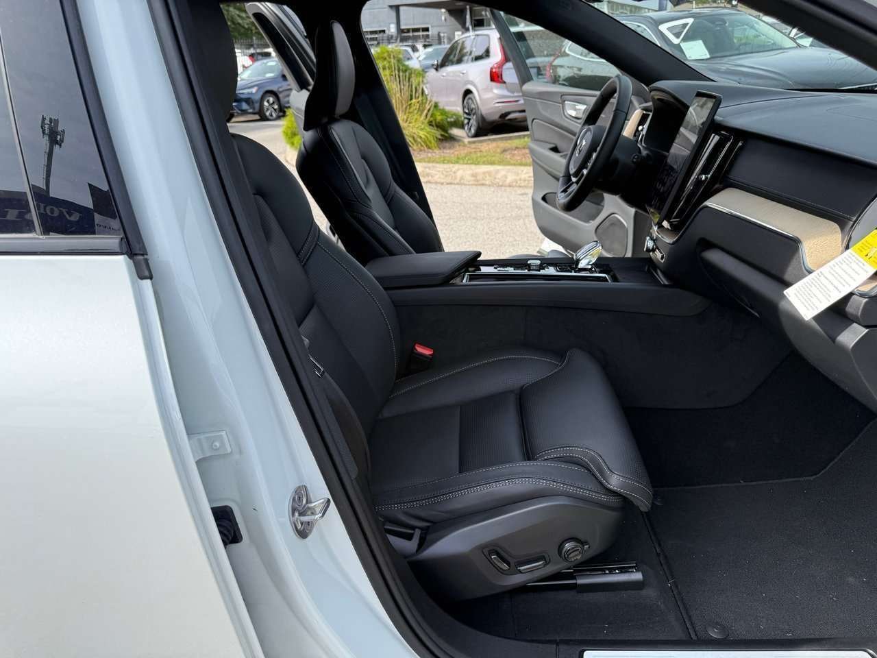 2026 Volvo XC60 Ultra Dark Theme-20