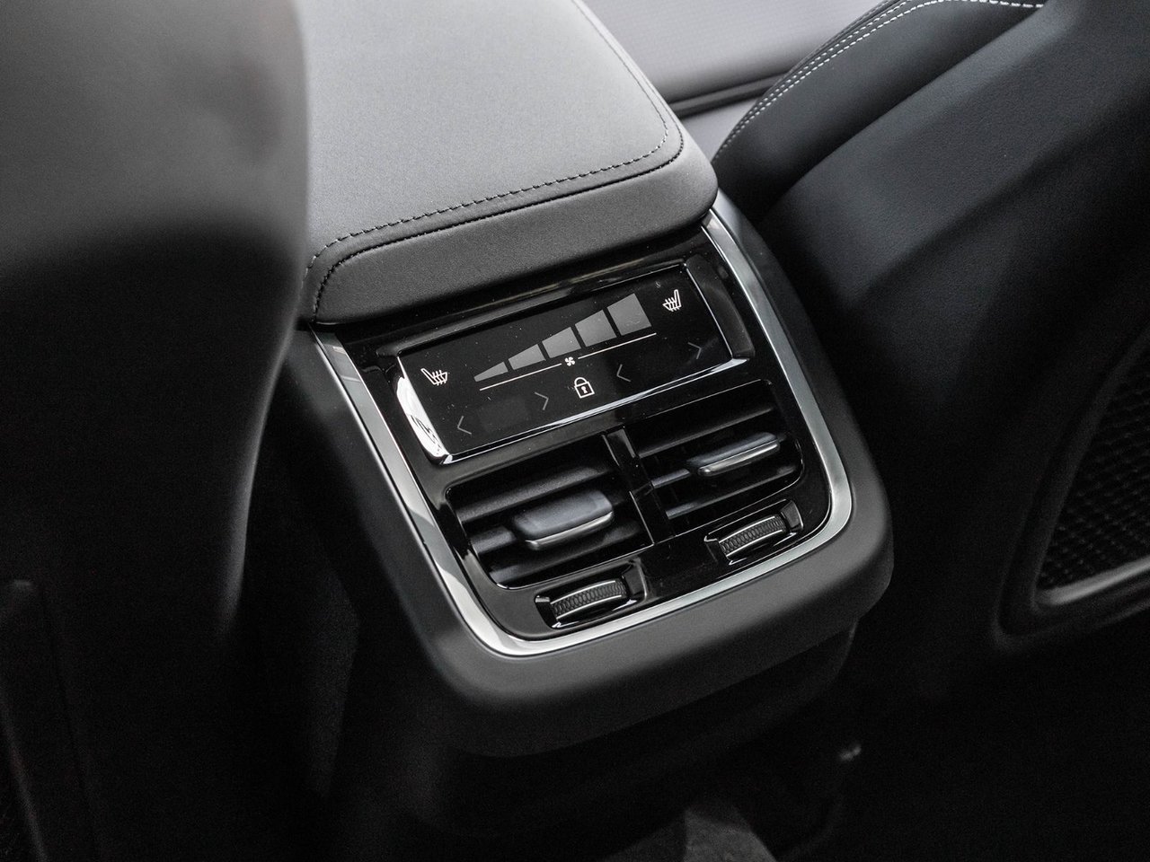 2026 Volvo XC60 Ultra Dark Theme-28