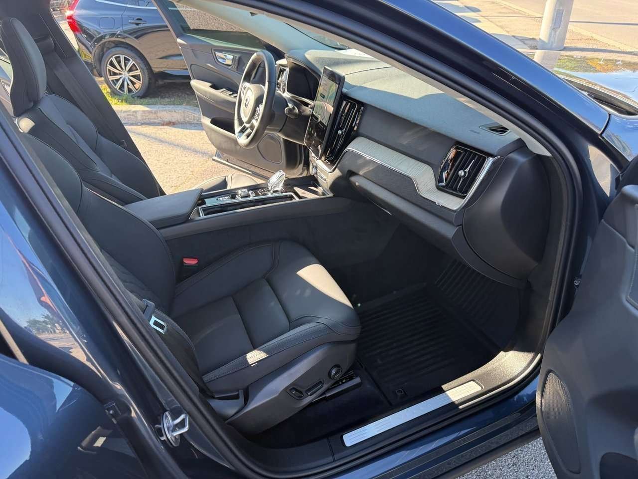 2026 Volvo XC60 Core Dark Theme-17
