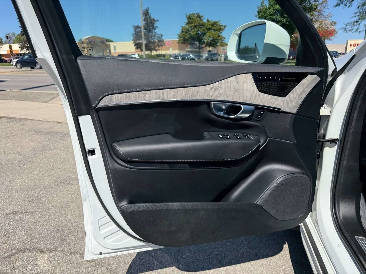 2025 Volvo XC90 Plug-In Hybrid Ultra Bright Theme-21