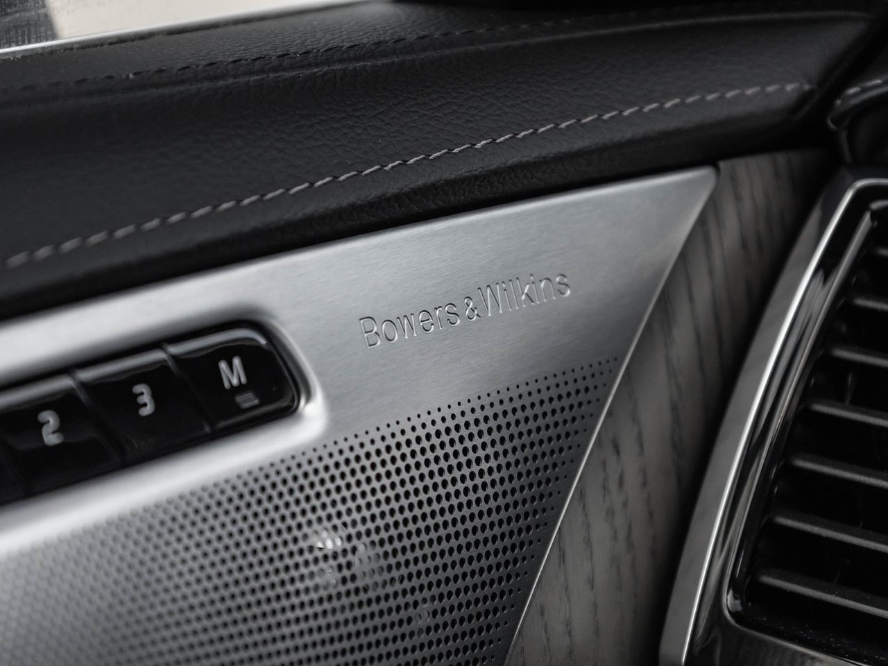 2024 Volvo XC90 Recharge Ultimate Bright Theme-18