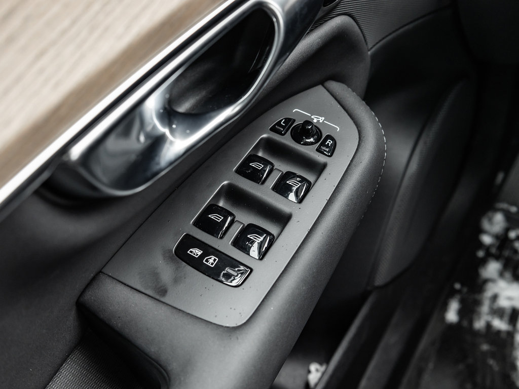 2025 Volvo XC90 Core Bright Theme-13