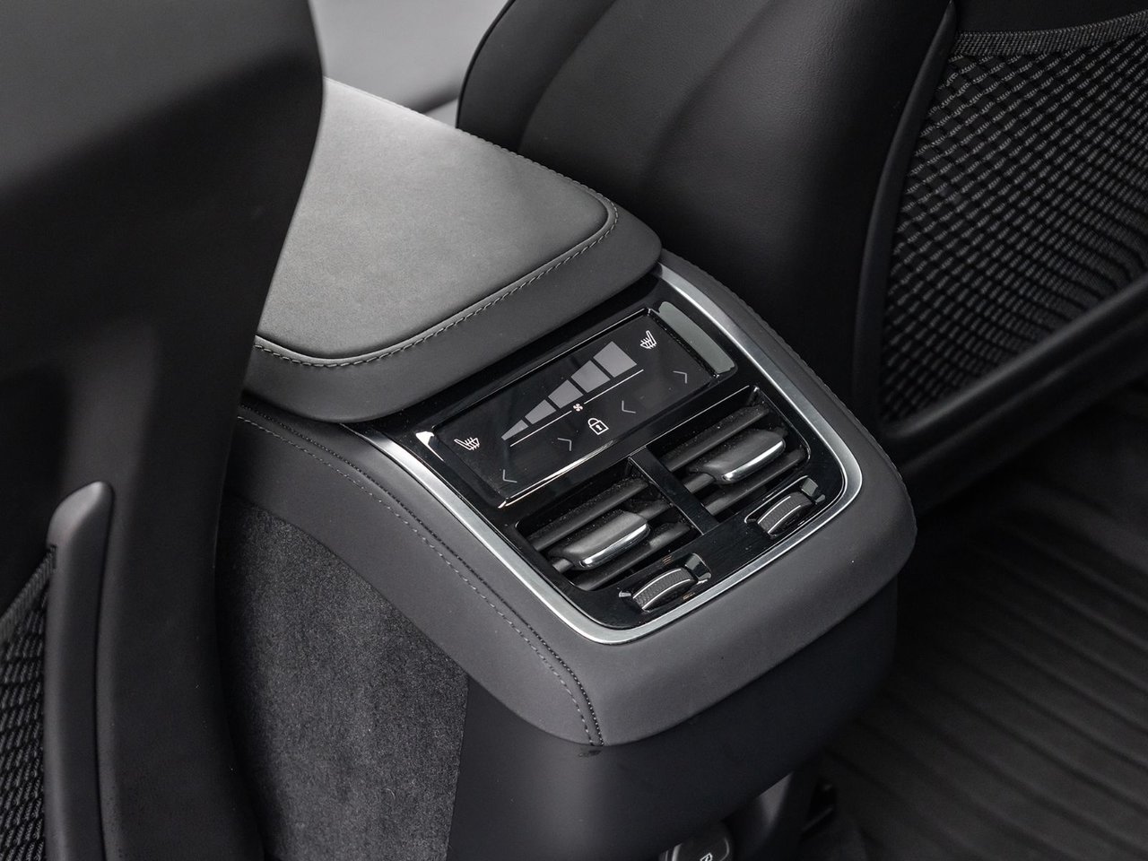 2025 Volvo XC90 Core Bright Theme-25