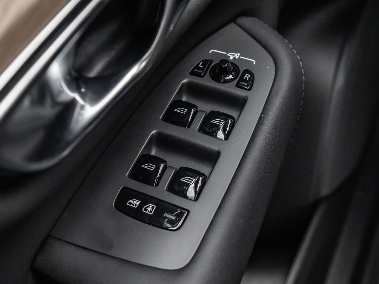 2025 Volvo XC90 Core Bright Theme-15