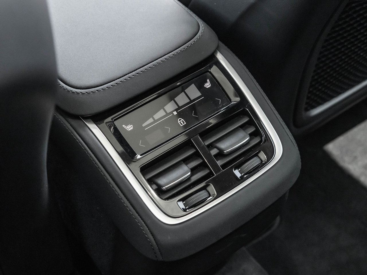 2025 Volvo XC90 Plus Bright Theme-29