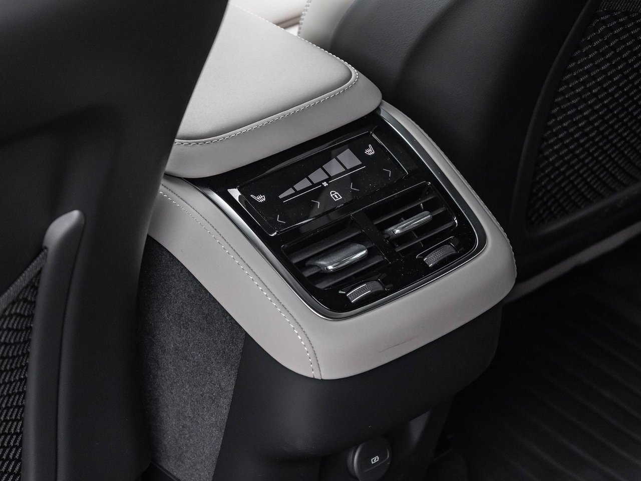 2026 Volvo XC90 Ultra Dark Theme-28