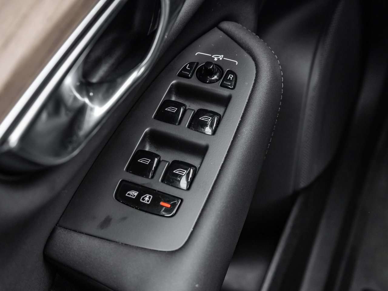 2026 Volvo XC90 Plus Dark Theme-14