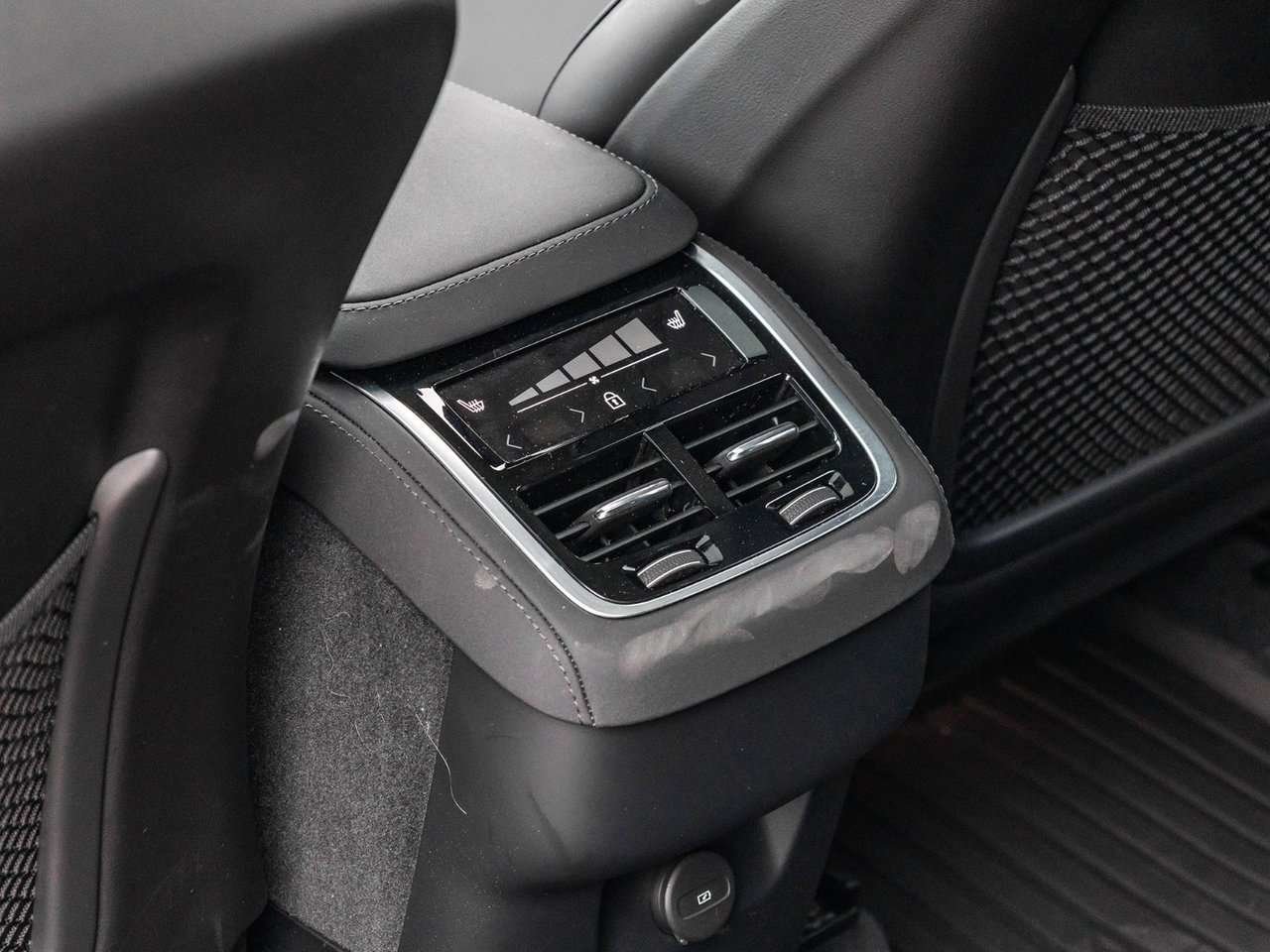 2026 Volvo XC90 Plus Dark Theme-26