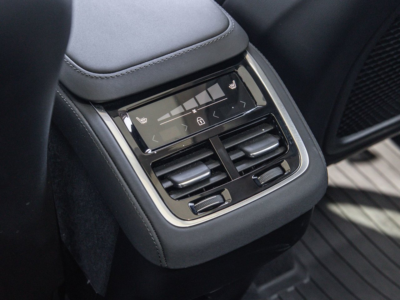 2026 Volvo XC90 Plus Bright Theme-25