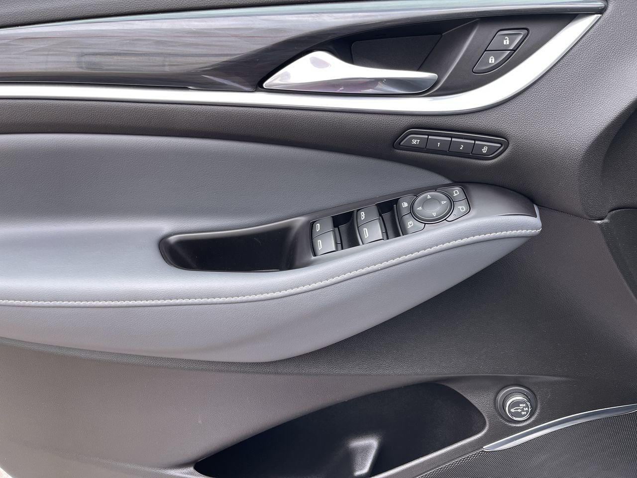Used 2020  Buick AWD Premium image 21