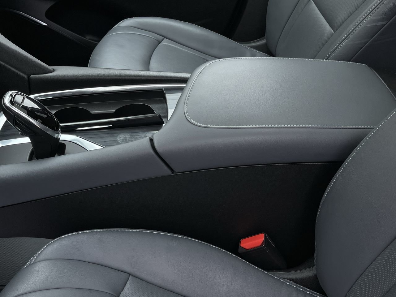 Used 2020  Buick AWD Premium image 28