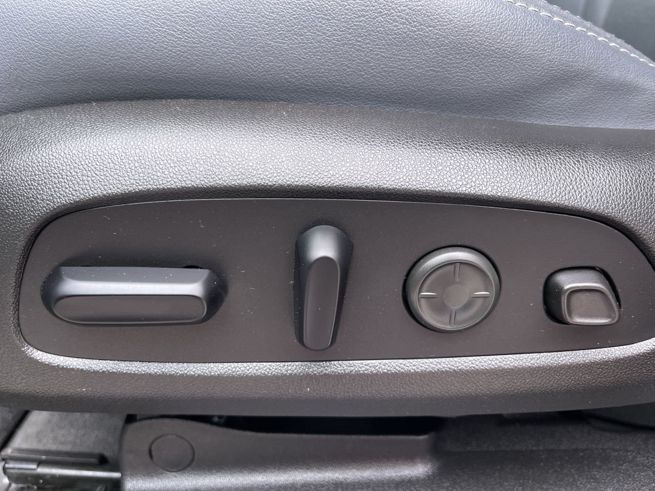 Used 2020  Buick AWD Premium image 20