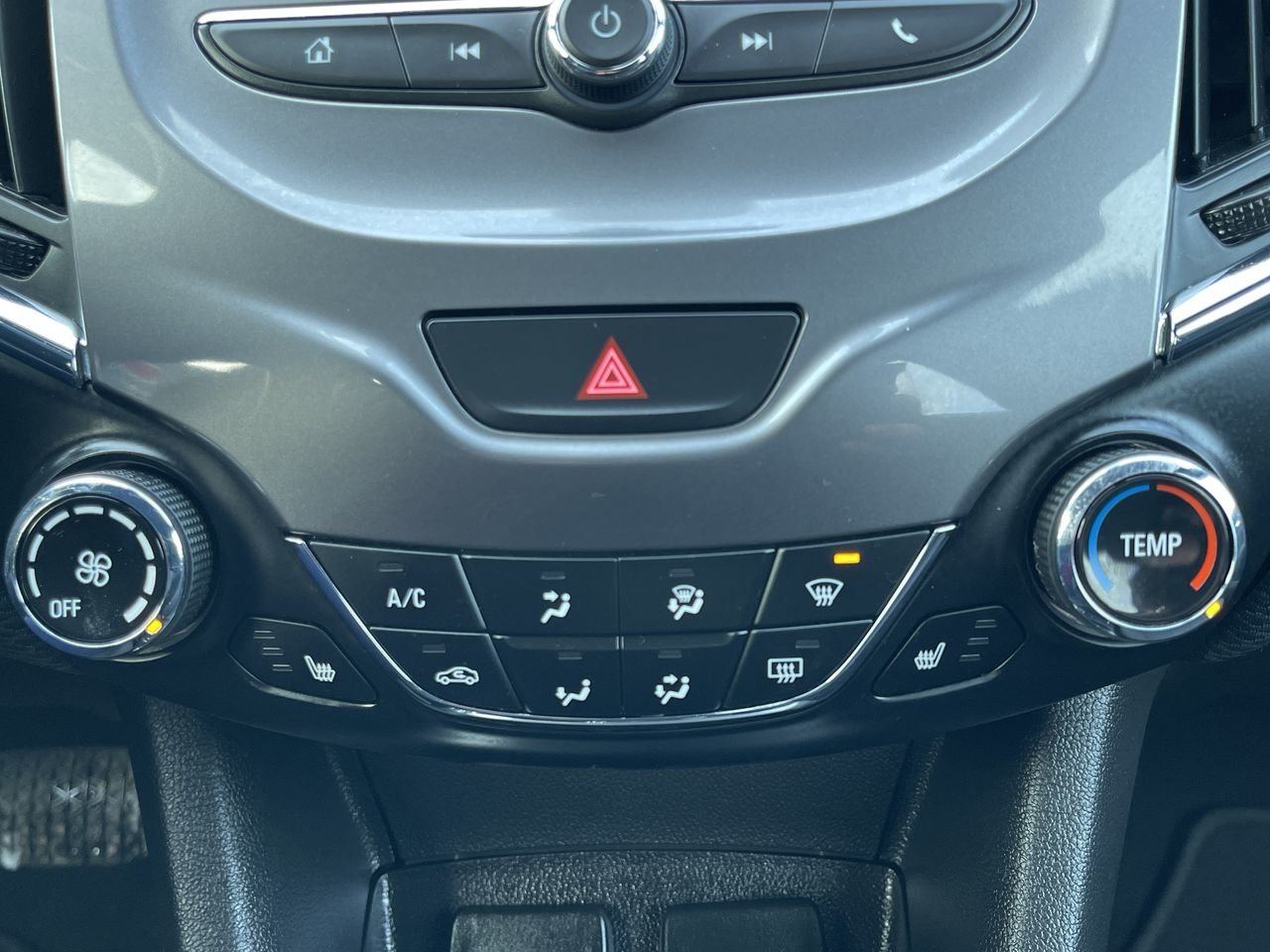 Used 2018  Chevrolet Hatchback LT - 6AT image 26