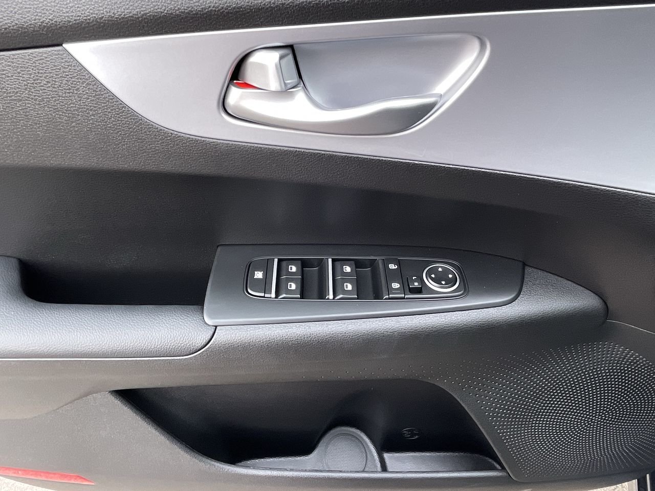 Used 2023  Kia Sedan LX IVT image 21