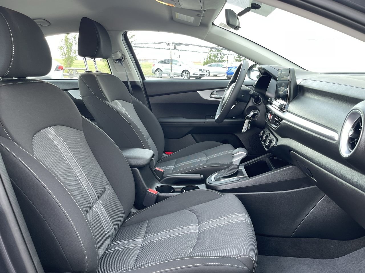 Used 2023  Kia Sedan LX IVT image 31