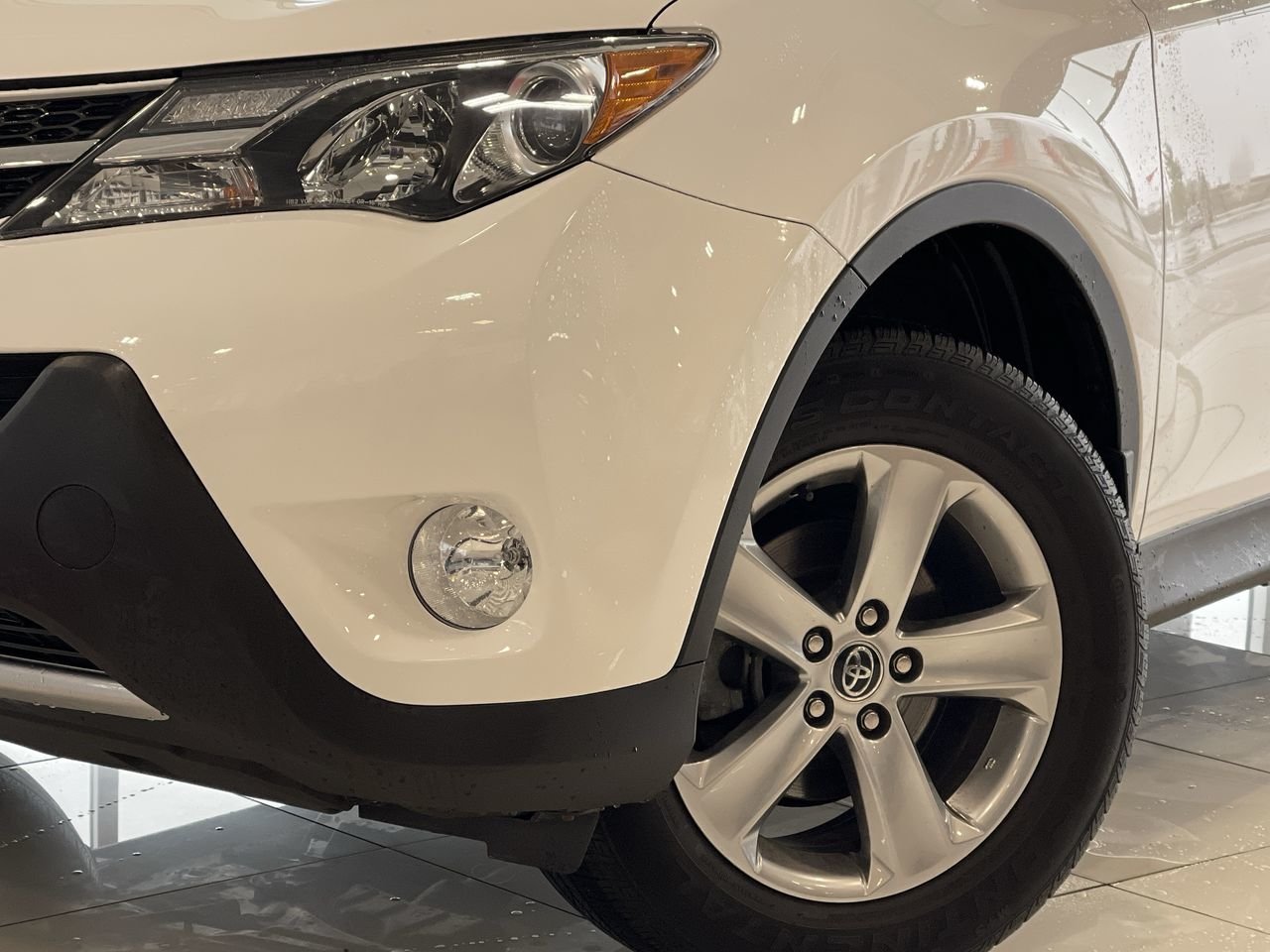 Used 2015 Alpine White Toyota AWD XLE image 18