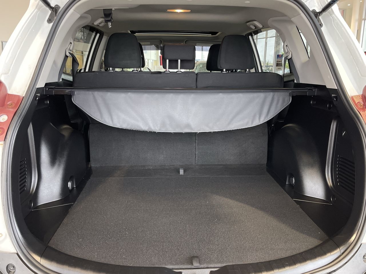 Used 2015 Alpine White Toyota AWD XLE image 30