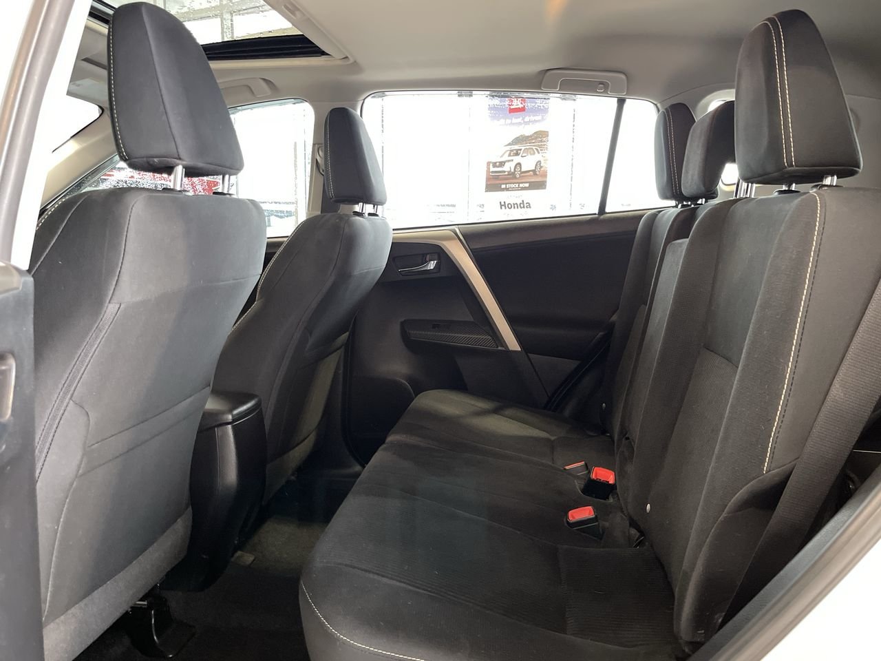 Used 2015 Alpine White Toyota AWD XLE image 29