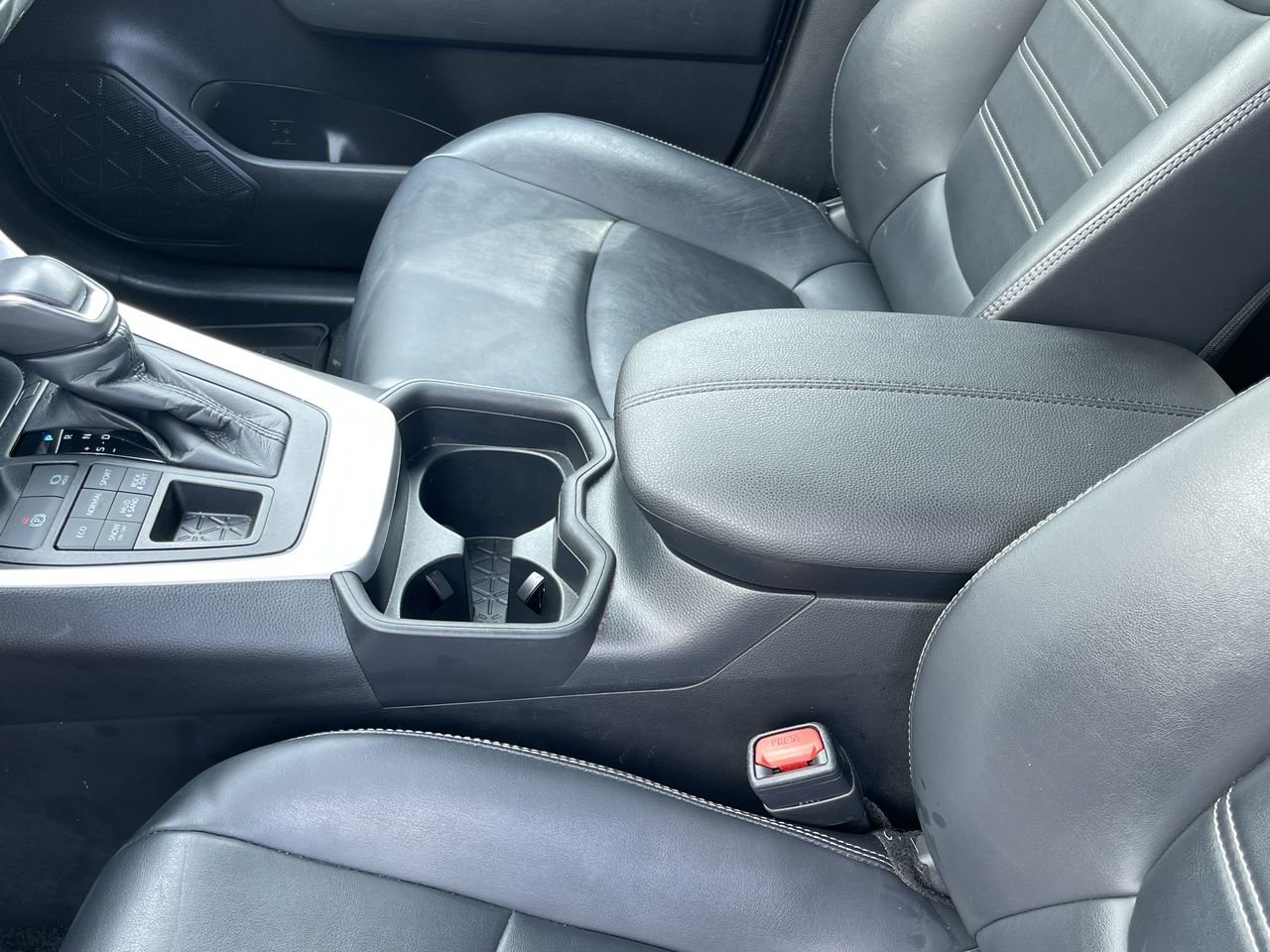 Used 2020  Toyota AWD XLE image 28