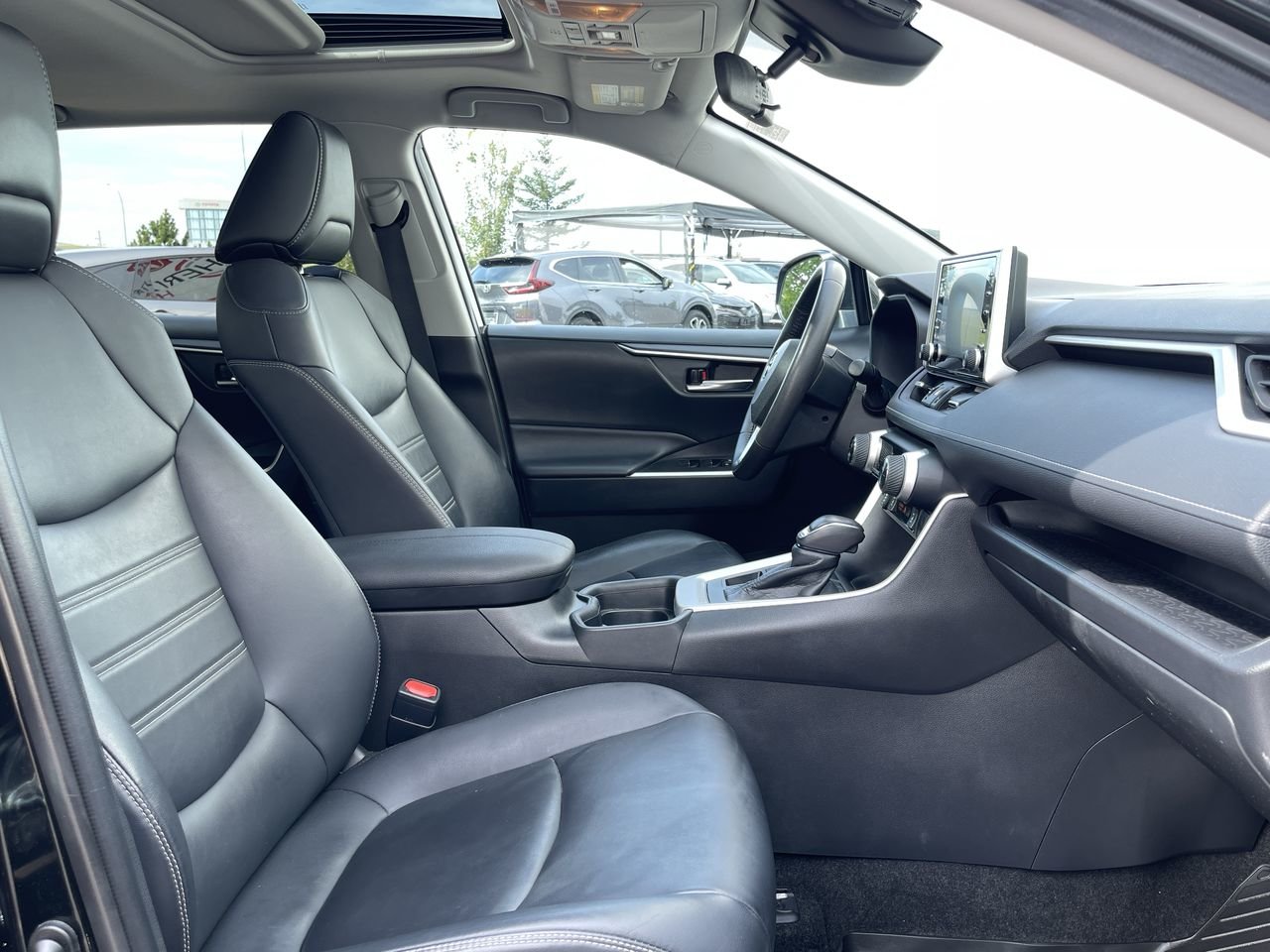 Used 2020  Toyota AWD XLE image 32