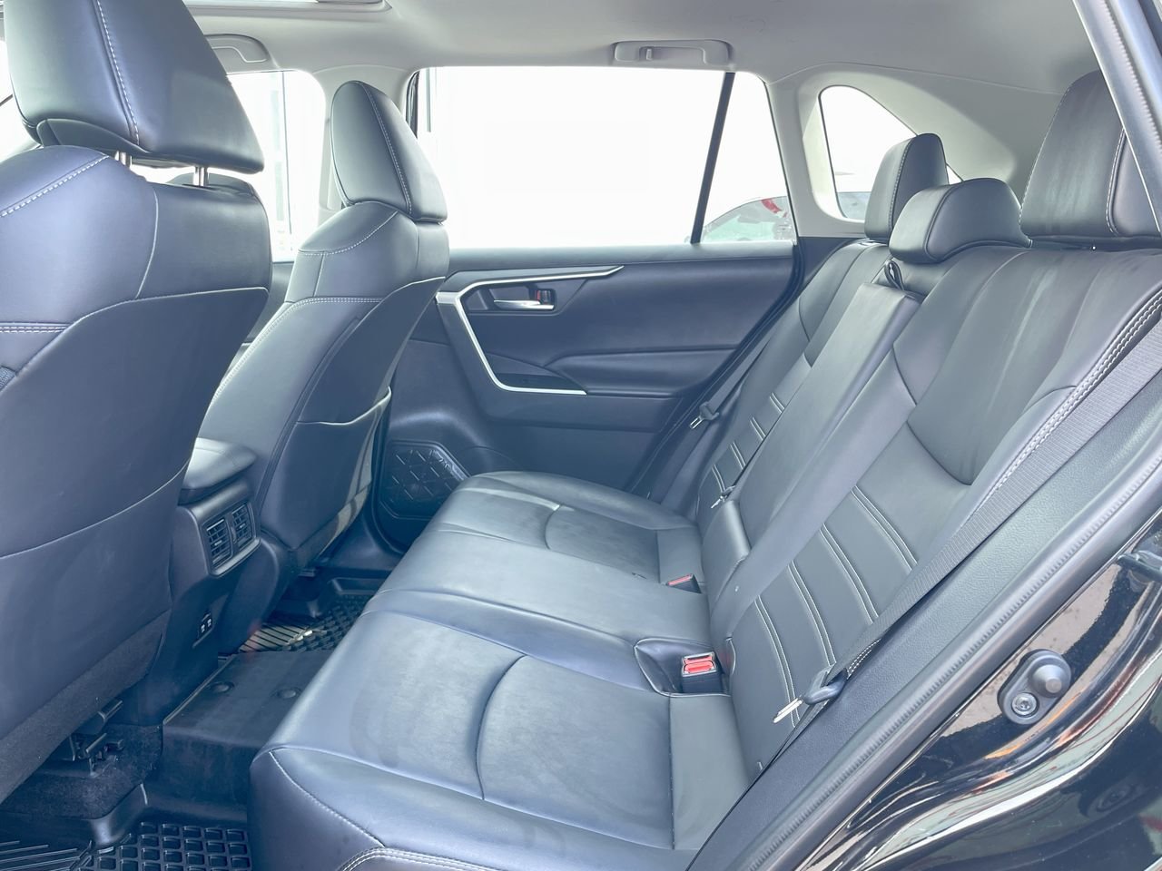 Used 2020  Toyota AWD XLE image 30