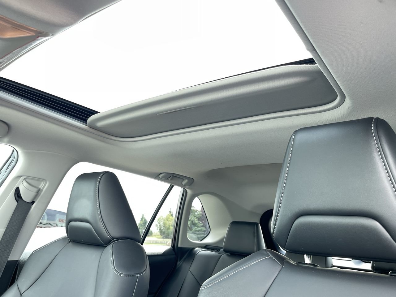 Used 2020  Toyota AWD XLE image 29